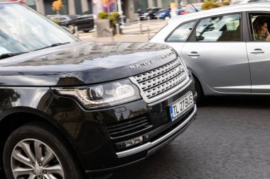 Trafiğin en yoğun olduğu saatte. Romanya 'nın Bükreş kentinde araba kirliliği ve trafik sıkışıklığı, 2022