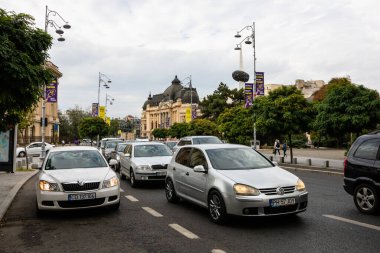Trafiğin en yoğun olduğu saatte. Romanya 'nın Bükreş kentinde araba kirliliği ve trafik sıkışıklığı, 2022