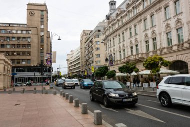 Trafiğin en yoğun olduğu saatte. Romanya 'nın Bükreş kentinde araba kirliliği ve trafik sıkışıklığı, 2022