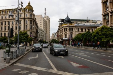 Trafiğin en yoğun olduğu saatte. Romanya 'nın Bükreş kentinde araba kirliliği ve trafik sıkışıklığı, 2022