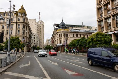 Trafiğin en yoğun olduğu saatte. Romanya 'nın Bükreş kentinde araba kirliliği ve trafik sıkışıklığı, 2022