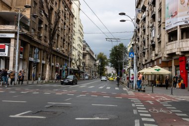 Trafiğin en yoğun olduğu saatte. Romanya 'nın Bükreş kentinde araba kirliliği ve trafik sıkışıklığı, 2022