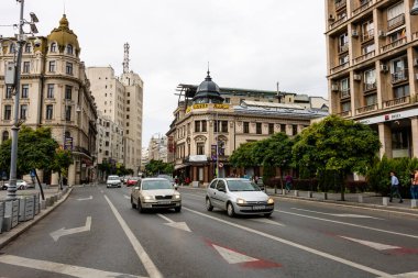 Trafiğin en yoğun olduğu saatte. Romanya 'nın Bükreş kentinde araba kirliliği ve trafik sıkışıklığı, 2022