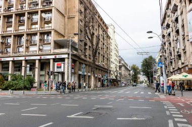 Trafiğin en yoğun olduğu saatte. Romanya 'nın Bükreş kentinde araba kirliliği ve trafik sıkışıklığı, 2022