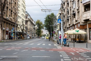 Trafiğin en yoğun olduğu saatte. Romanya 'nın Bükreş kentinde araba kirliliği ve trafik sıkışıklığı, 2022