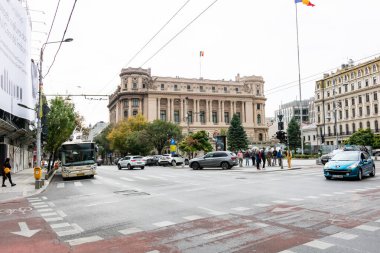 Trafiğin en yoğun olduğu saatte. Romanya 'nın Bükreş kentinde araba kirliliği ve trafik sıkışıklığı, 2022
