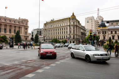 Trafiğin en yoğun olduğu saatte. Romanya 'nın Bükreş kentinde araba kirliliği ve trafik sıkışıklığı, 2022