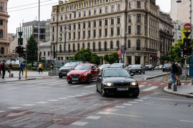 Trafiğin en yoğun olduğu saatte. Romanya 'nın Bükreş kentinde araba kirliliği ve trafik sıkışıklığı, 2022