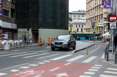 Trafiğin en yoğun olduğu saatte. Romanya 'nın Bükreş kentinde araba kirliliği ve trafik sıkışıklığı, 2022