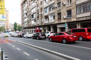 Trafiğin en yoğun olduğu saatte. Romanya 'nın Bükreş kentinde araba kirliliği ve trafik sıkışıklığı, 2022
