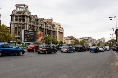 Trafiğin en yoğun olduğu saatte. Romanya 'nın Bükreş kentinde araba kirliliği ve trafik sıkışıklığı, 2022