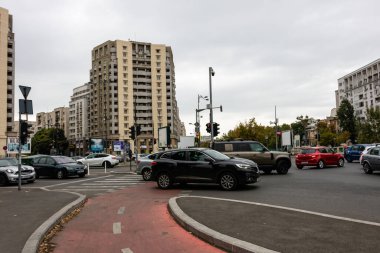 Trafiğin en yoğun olduğu saatte. Romanya 'nın Bükreş kentinde araba kirliliği ve trafik sıkışıklığı, 2022
