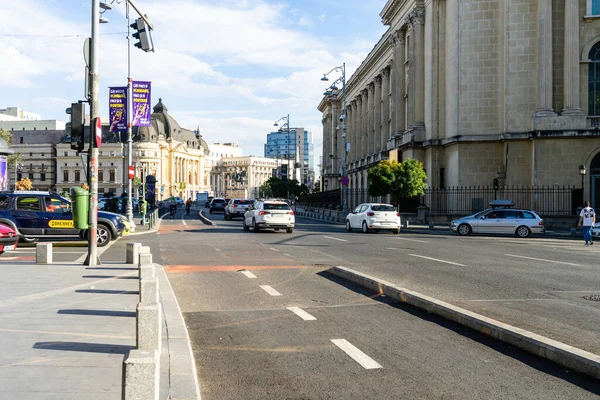 Trafiğin en yoğun olduğu saatte. Romanya 'nın Bükreş kentinde araba kirliliği ve trafik sıkışıklığı, 2022