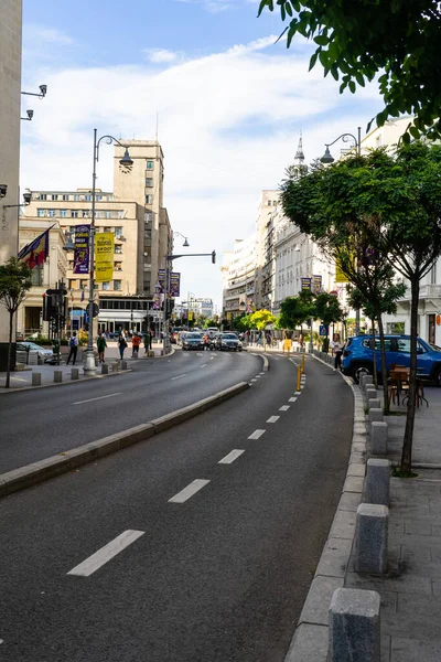 Trafiğin en yoğun olduğu saatte. Romanya 'nın Bükreş kentinde araba kirliliği ve trafik sıkışıklığı, 2022