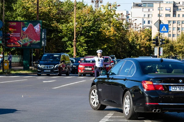 ラッシュ時の車の交通 車の汚染 ルーマニアのブカレストでの交通渋滞 2022年 — ストック写真