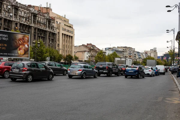 高峰时间的车流 2022年罗马尼亚布加勒斯特的汽车污染和交通堵塞 — 图库照片