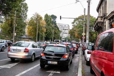 Trafiğin en yoğun olduğu saatte. Romanya 'nın Bükreş kentinde araba kirliliği ve trafik sıkışıklığı, 2022