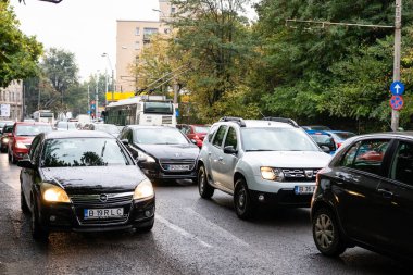 Trafiğin en yoğun olduğu saatte. Romanya 'nın Bükreş kentinde araba kirliliği ve trafik sıkışıklığı, 2022