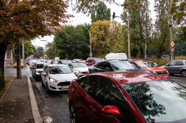 Trafiğin en yoğun olduğu saatte. Romanya 'nın Bükreş kentinde araba kirliliği ve trafik sıkışıklığı, 2022