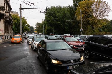 Trafiğin en yoğun olduğu saatte. Romanya 'nın Bükreş kentinde araba kirliliği ve trafik sıkışıklığı, 2022