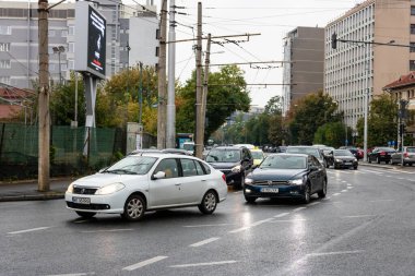Trafiğin en yoğun olduğu saatte. Romanya 'nın Bükreş kentinde araba kirliliği ve trafik sıkışıklığı, 2022