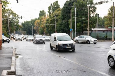 Trafiğin en yoğun olduğu saatte. Romanya 'nın Bükreş kentinde araba kirliliği ve trafik sıkışıklığı, 2022