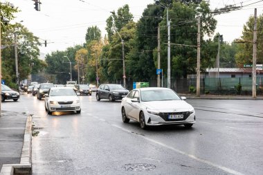 Trafiğin en yoğun olduğu saatte. Romanya 'nın Bükreş kentinde araba kirliliği ve trafik sıkışıklığı, 2022