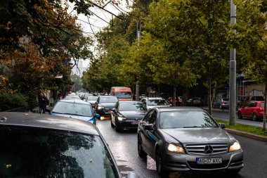Trafiğin en yoğun olduğu saatte. Romanya 'nın Bükreş kentinde araba kirliliği ve trafik sıkışıklığı, 2022