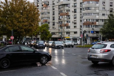 Trafiğin en yoğun olduğu saatte. Romanya 'nın Bükreş kentinde araba kirliliği ve trafik sıkışıklığı, 2022