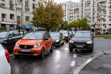 Trafiğin en yoğun olduğu saatte. Romanya 'nın Bükreş kentinde araba kirliliği ve trafik sıkışıklığı, 2022