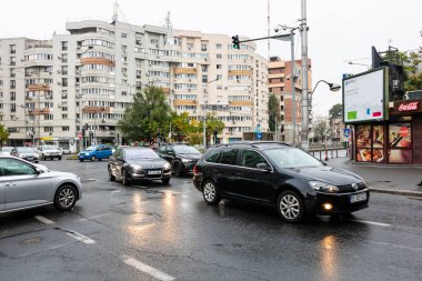 Trafiğin en yoğun olduğu saatte. Romanya 'nın Bükreş kentinde araba kirliliği ve trafik sıkışıklığı, 2022
