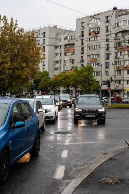 Trafiğin en yoğun olduğu saatte. Romanya 'nın Bükreş kentinde araba kirliliği ve trafik sıkışıklığı, 2022