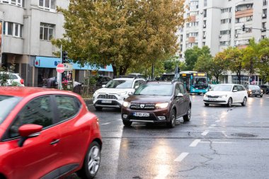 Trafiğin en yoğun olduğu saatte. Romanya 'nın Bükreş kentinde araba kirliliği ve trafik sıkışıklığı, 2022
