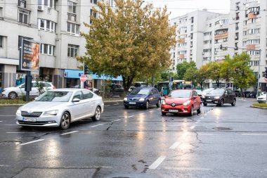 Trafiğin en yoğun olduğu saatte. Romanya 'nın Bükreş kentinde araba kirliliği ve trafik sıkışıklığı, 2022