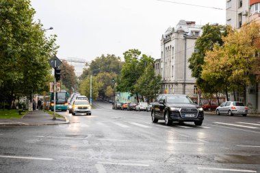 Trafiğin en yoğun olduğu saatte. Romanya 'nın Bükreş kentinde araba kirliliği ve trafik sıkışıklığı, 2022