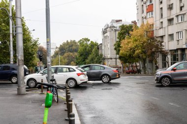 Trafiğin en yoğun olduğu saatte. Romanya 'nın Bükreş kentinde araba kirliliği ve trafik sıkışıklığı, 2022