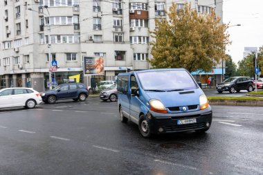 Trafiğin en yoğun olduğu saatte. Romanya 'nın Bükreş kentinde araba kirliliği ve trafik sıkışıklığı, 2022