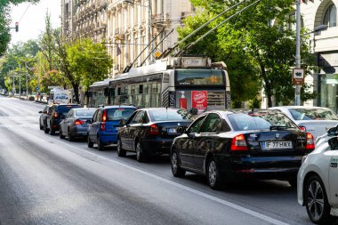Trafiğin en yoğun olduğu saatte. Romanya 'nın Bükreş kentinde araba kirliliği ve trafik sıkışıklığı, 2022
