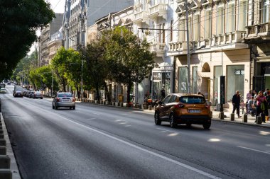 Trafiğin en yoğun olduğu saatte. Romanya 'nın Bükreş kentinde araba kirliliği ve trafik sıkışıklığı, 2022