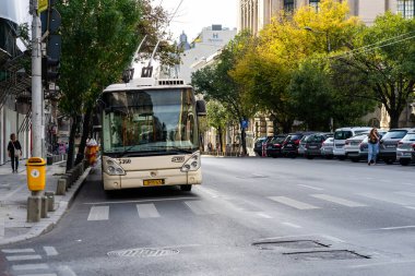 Trafiğin en yoğun olduğu saatte. Romanya 'nın Bükreş kentinde araba kirliliği ve trafik sıkışıklığı, 2022