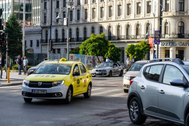 Trafiğin en yoğun olduğu saatte. Romanya 'nın Bükreş kentinde araba kirliliği ve trafik sıkışıklığı, 2022