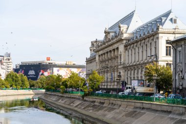 Trafiğin en yoğun olduğu saatte. Romanya 'nın Bükreş kentinde araba kirliliği ve trafik sıkışıklığı, 2022