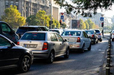 Trafiğin en yoğun olduğu saatte. Romanya 'nın Bükreş kentinde araba kirliliği ve trafik sıkışıklığı, 2022
