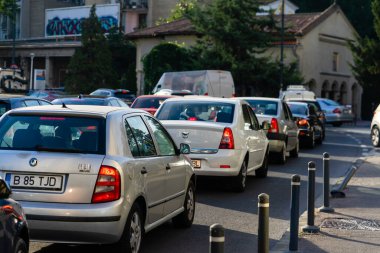 Trafiğin en yoğun olduğu saatte. Romanya 'nın Bükreş kentinde araba kirliliği ve trafik sıkışıklığı, 2022