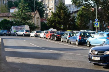 Trafiğin en yoğun olduğu saatte. Romanya 'nın Bükreş kentinde araba kirliliği ve trafik sıkışıklığı, 2022