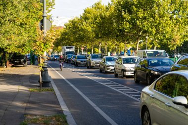 Trafiğin en yoğun olduğu saatte. Romanya 'nın Bükreş kentinde araba kirliliği ve trafik sıkışıklığı, 2022