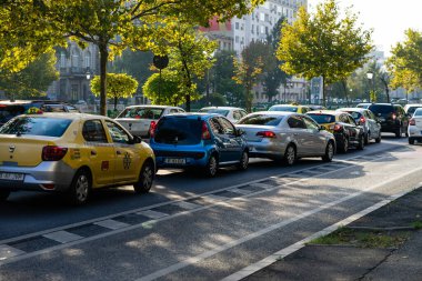 Trafiğin en yoğun olduğu saatte. Romanya 'nın Bükreş kentinde araba kirliliği ve trafik sıkışıklığı, 2022