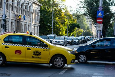 Trafiğin en yoğun olduğu saatte. Romanya 'nın Bükreş kentinde araba kirliliği ve trafik sıkışıklığı, 2022