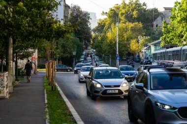 Trafiğin en yoğun olduğu saatte. Romanya 'nın Bükreş kentinde araba kirliliği ve trafik sıkışıklığı, 2022
