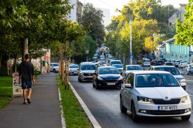 Trafiğin en yoğun olduğu saatte. Romanya 'nın Bükreş kentinde araba kirliliği ve trafik sıkışıklığı, 2022